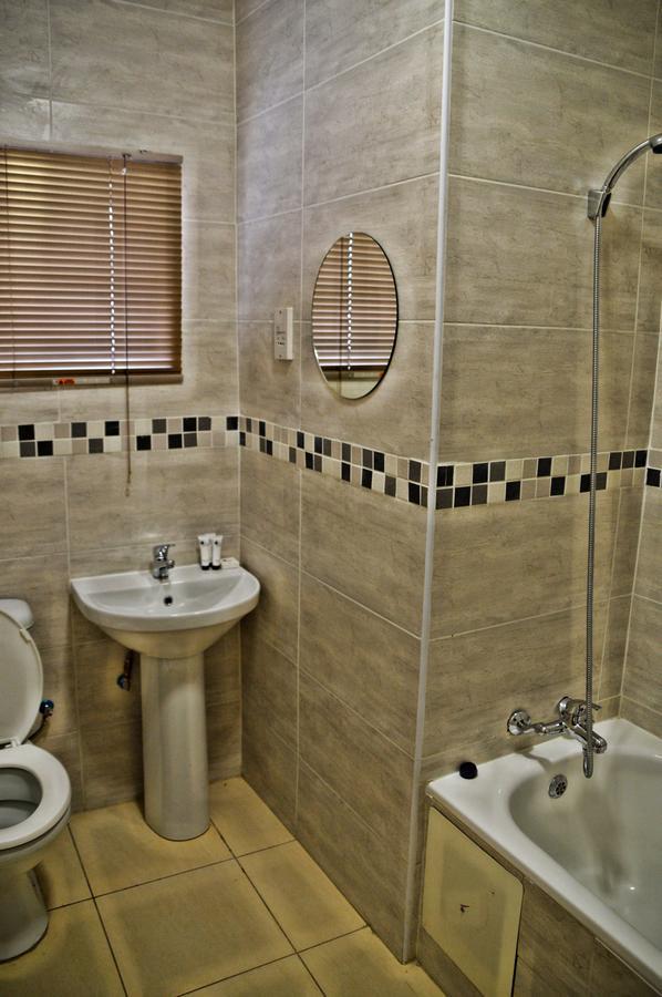 Cosy Palms Bed & Breakfast Gaborone Bagian luar foto
